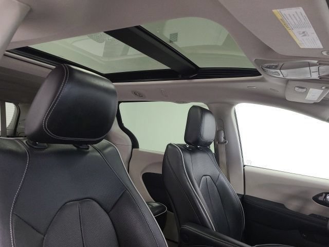 Used 2023 Chrysler Pacifica Limited FWD image 12