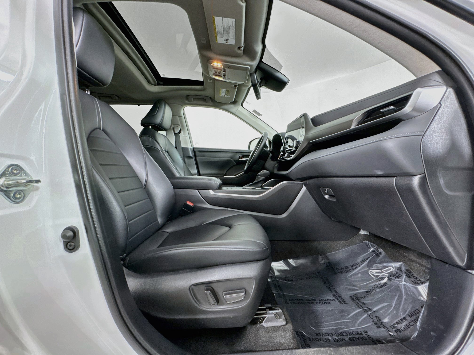 Used 2023 Toyota Highlander XLE AWD/4WD image 29