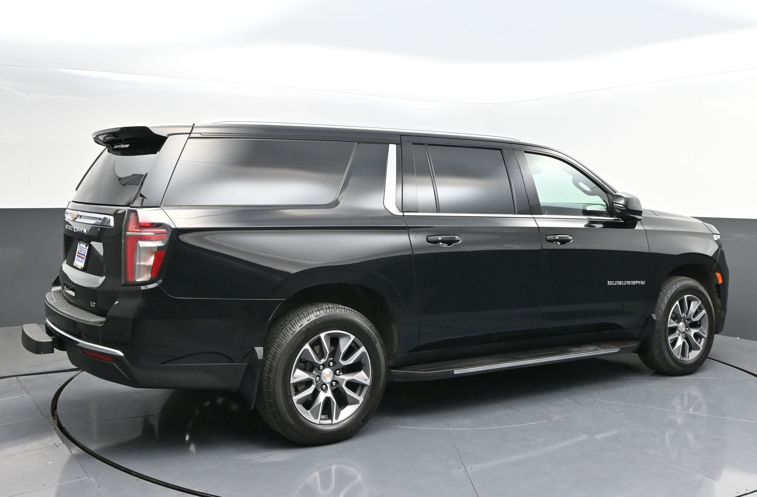 Used 2023 Chevrolet Suburban LT w/ Luxury Package AWD/4WD image 7