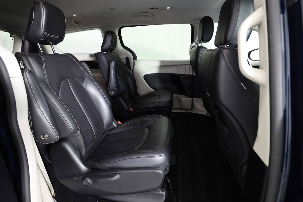 Used 2024 Chrysler Pacifica Select image 11