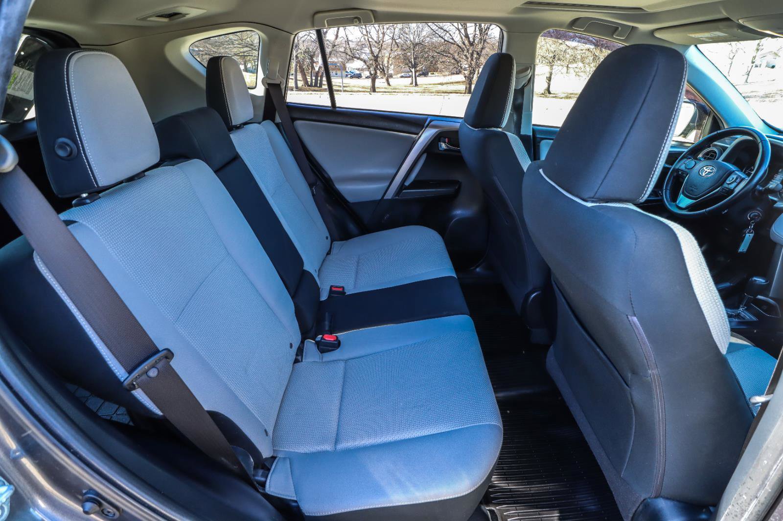 Used 2017 Toyota RAV4 XLE image 32