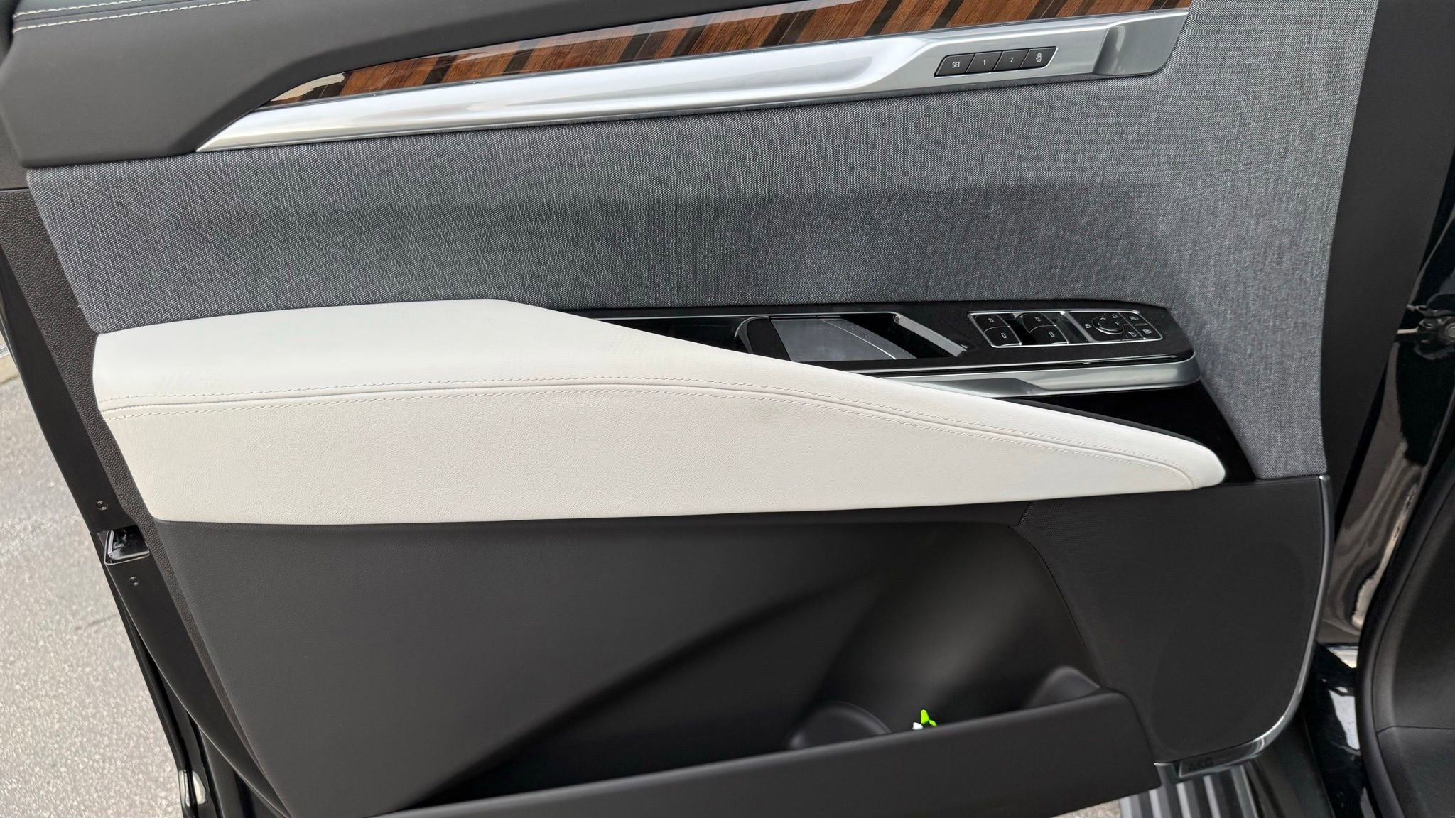 Used 2026 Cadillac Escalade Platinum Sport w/ LPO, ONYX Package image 15