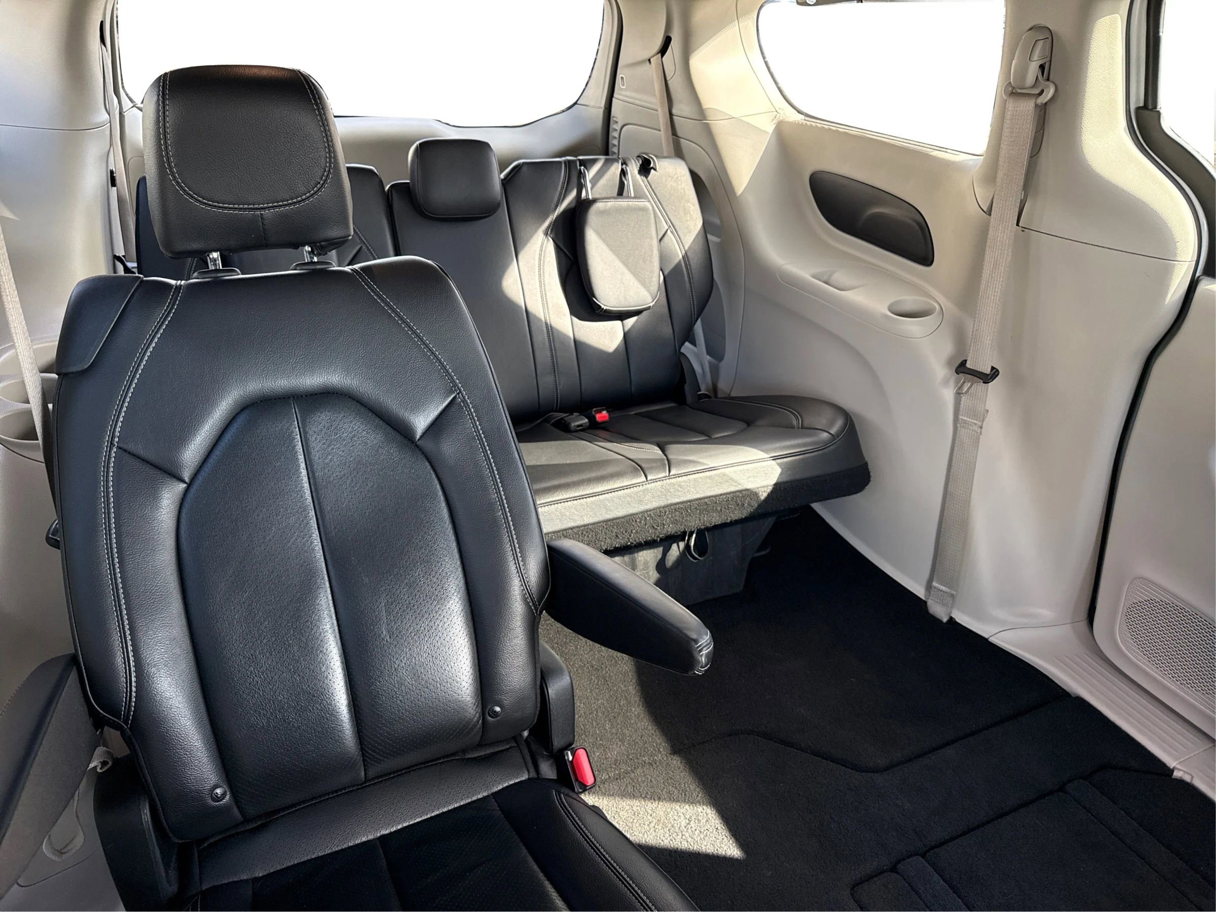 Used 2022 Chrysler Pacifica Touring-L image 12