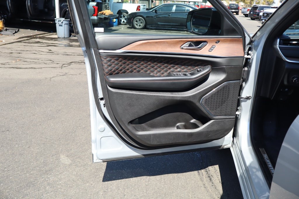 Used 2025 Jeep Grand Cherokee Summit w/ Obsidian Package AWD/4WD image 18