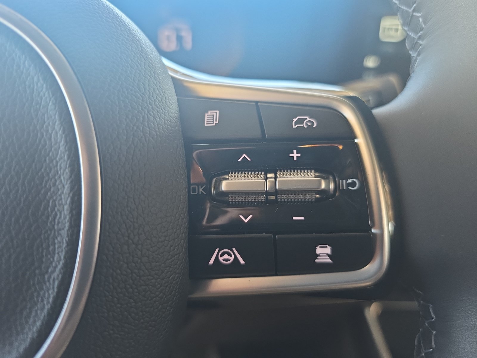 Certified 2026 Kia Carnival EX FWD image 24