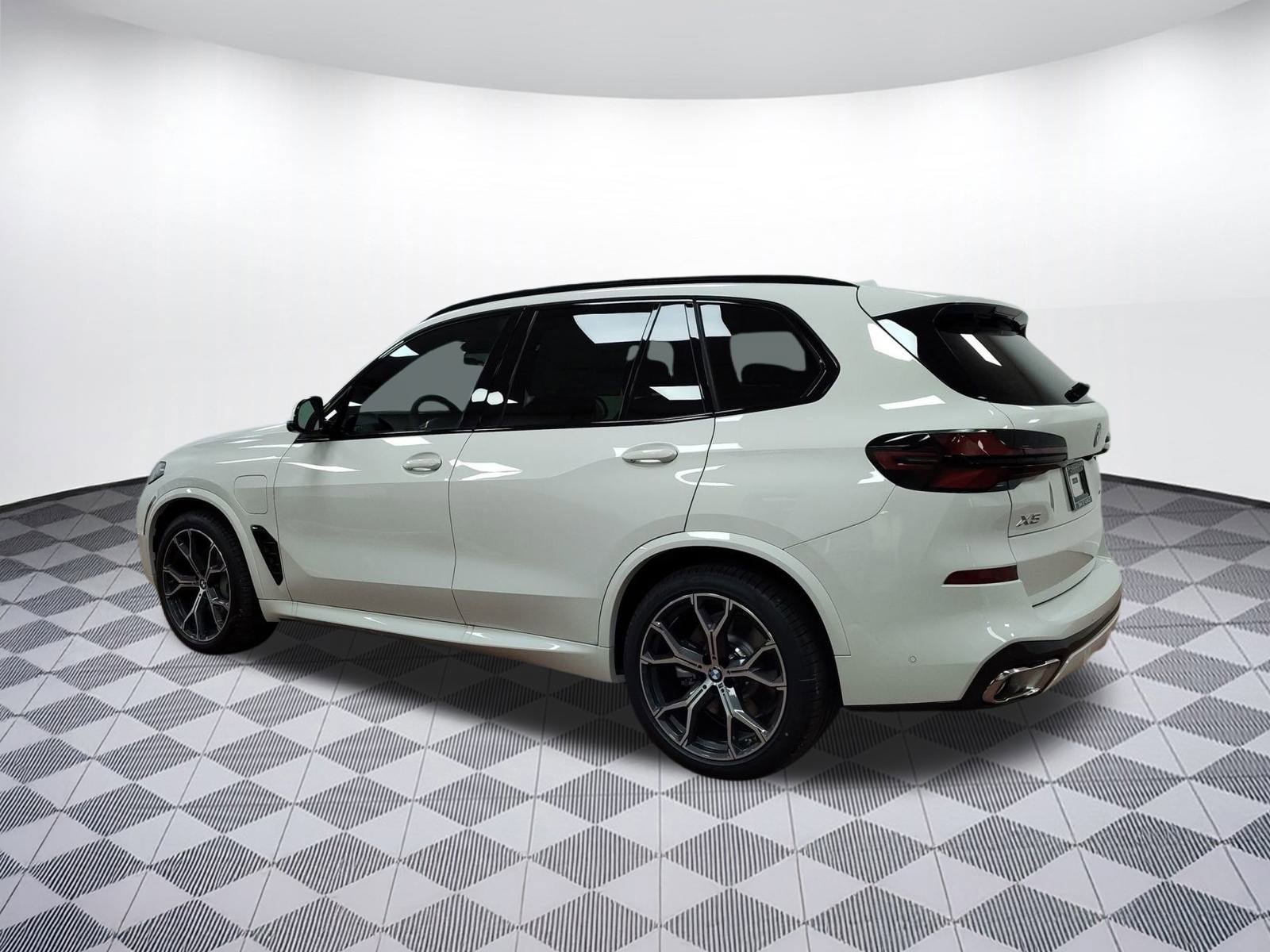 New 2026 BMW X5 xDrive50e w/ M Sport Package image 3