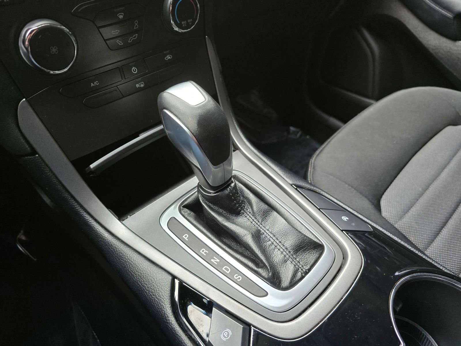 Used 2018 Ford Edge SE image 31