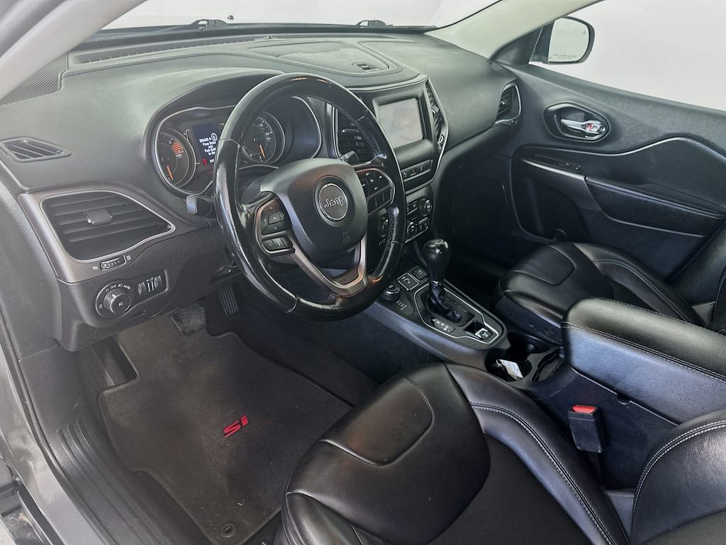 Used 2021 Jeep Cherokee Latitude Plus AWD/4WD image 28