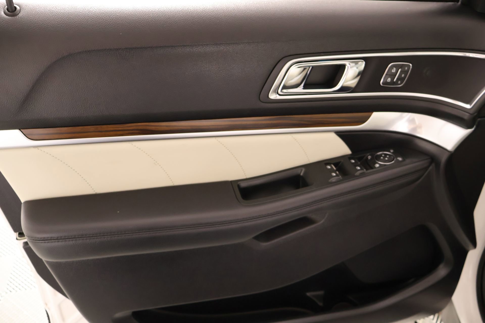 Used 2019 Ford Explorer Limited w/ Limited Luxury Package FWD image 19