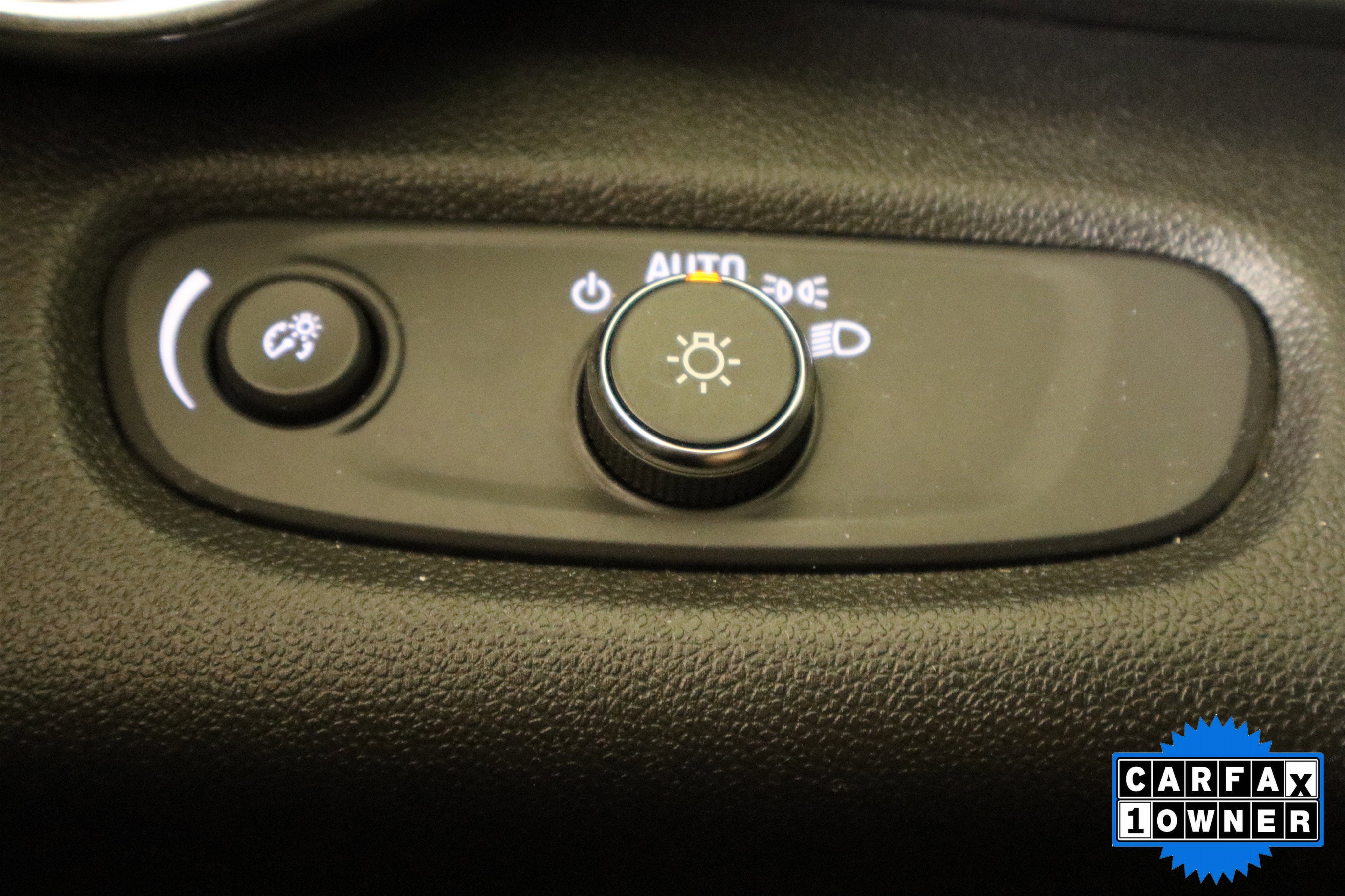 Used 2025 Chevrolet Trax LT FWD image 33