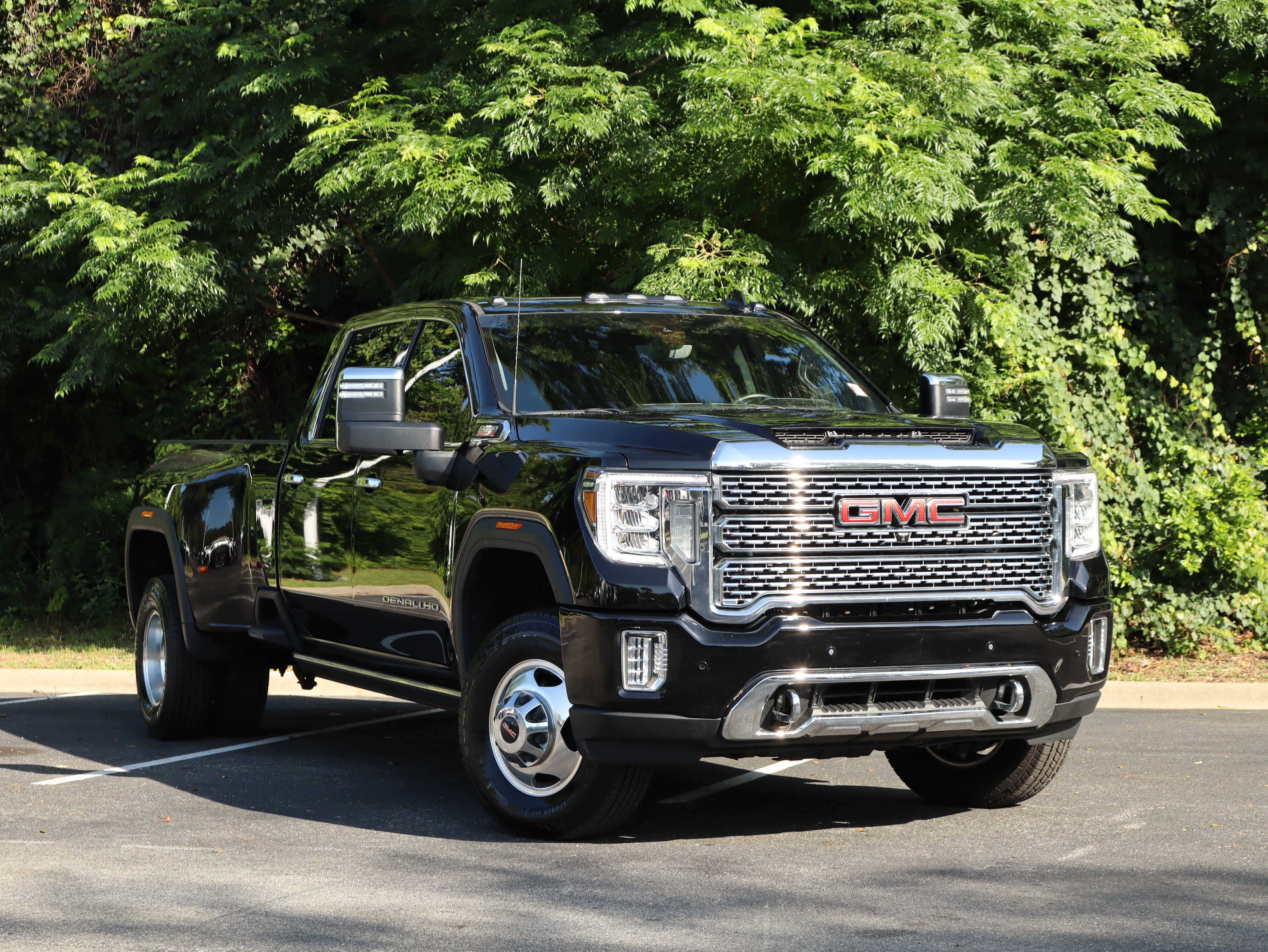 Used 2023 GMC Sierra 3500 Denali w/ Denali Ultimate Package AWD/4WD image 2