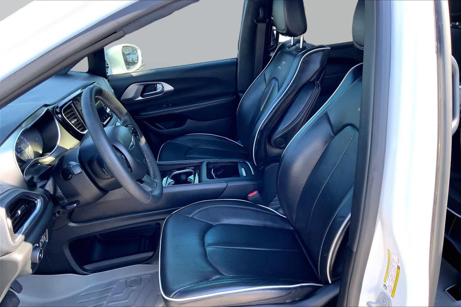 Used 2022 Chrysler Pacifica Limited w/ Uconnect Theater Family Group AWD/4WD image 8