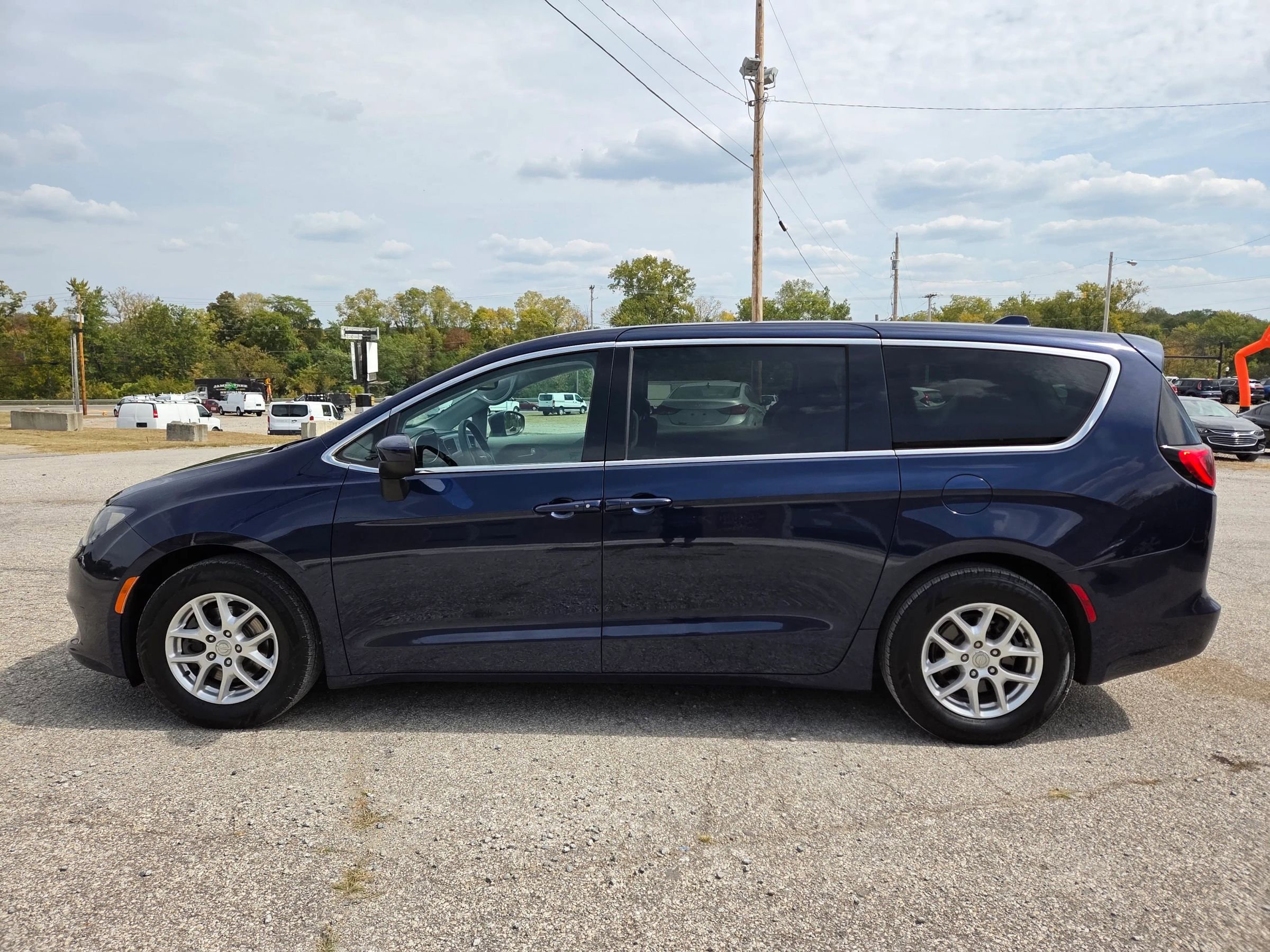 Used 2017 Chrysler Pacifica Touring image 1