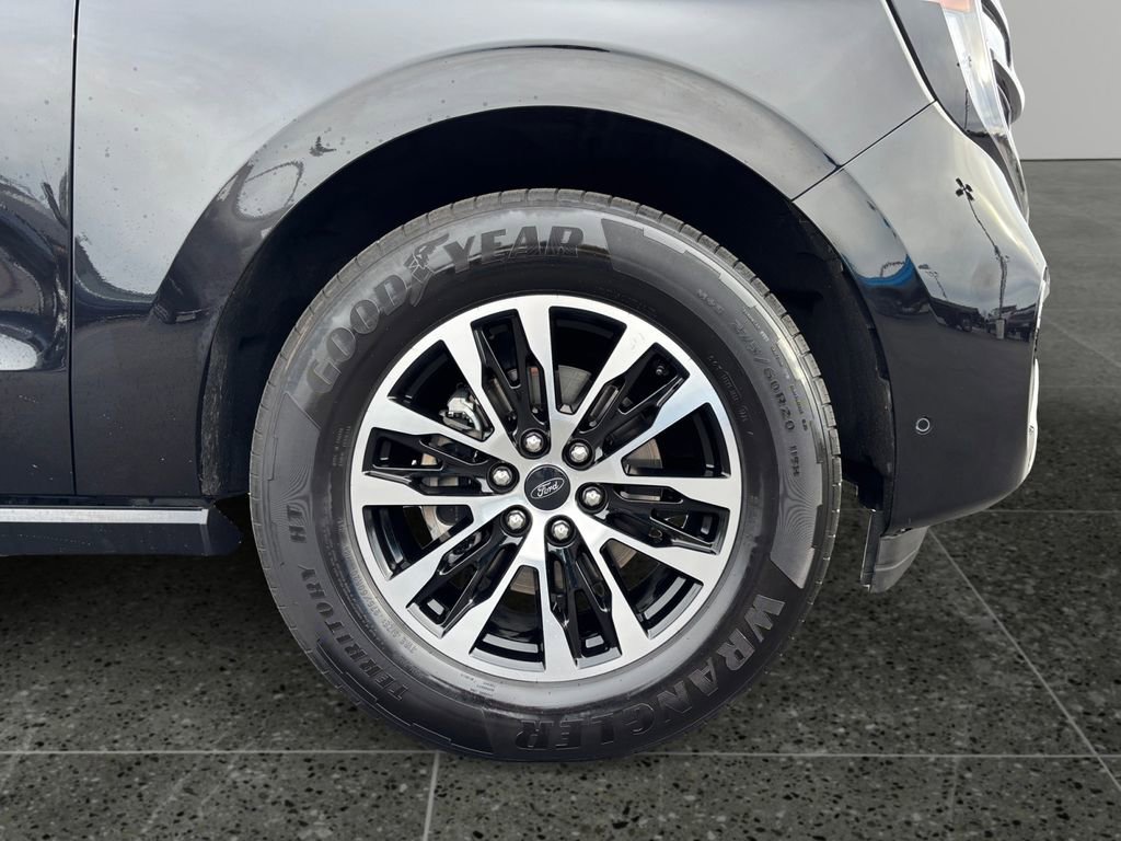 Used 2025 Ford Expedition Platinum image 9