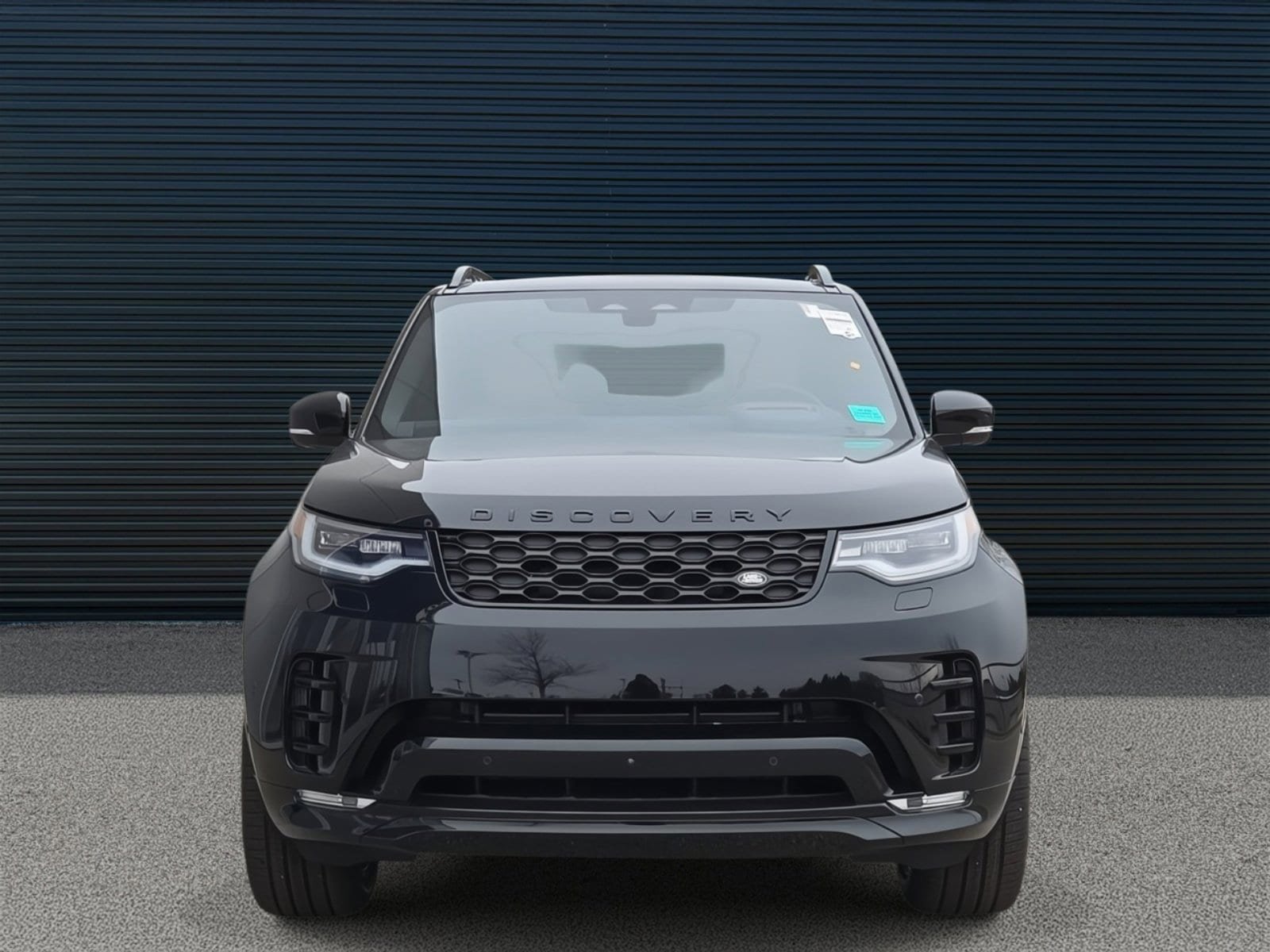 Used 2025 Land Rover Discovery Dynamic SE AWD/4WD image 2