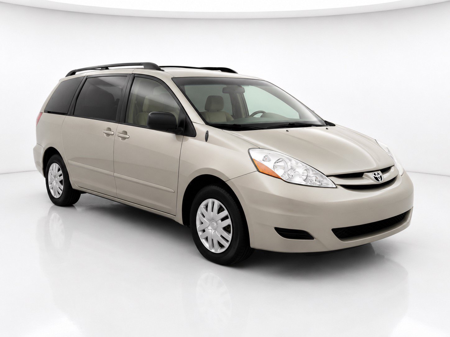 Used 2010 Toyota Sienna LE FWD image 2