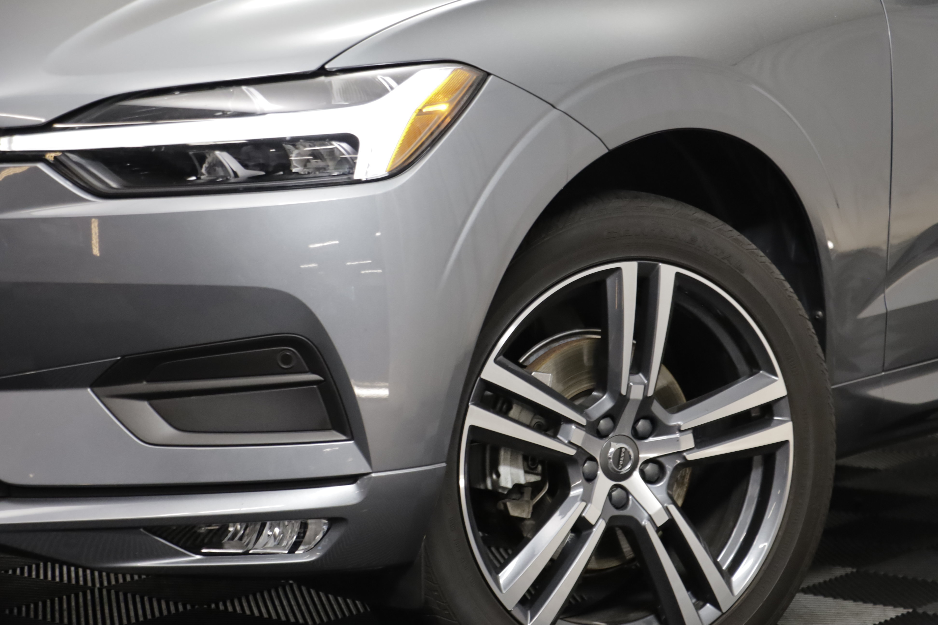 Used 2021 Volvo XC60 T5 Momentum w/ Premium Package AWD/4WD image 3