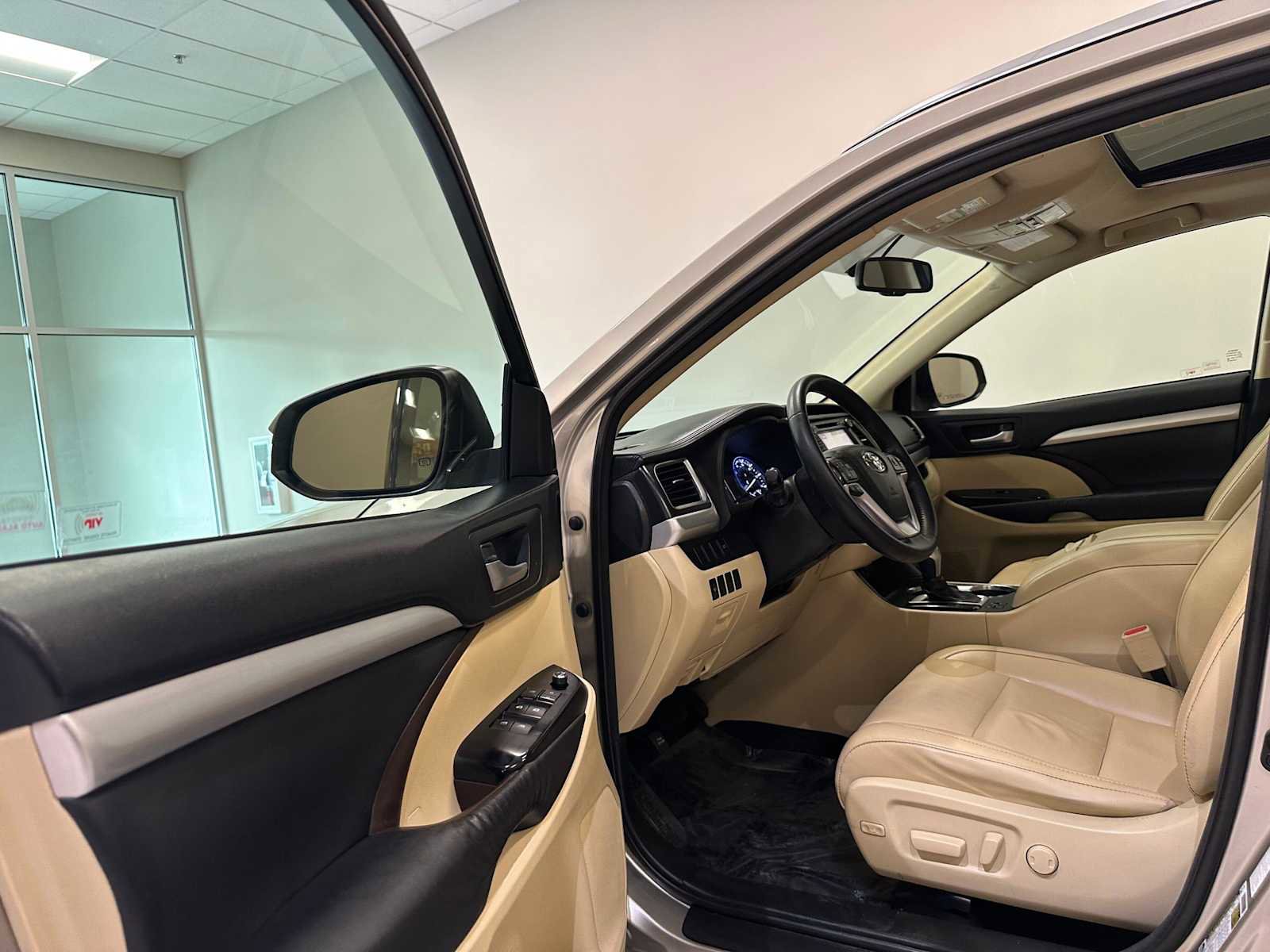 Used 2015 Toyota Highlander XLE AWD/4WD image 25