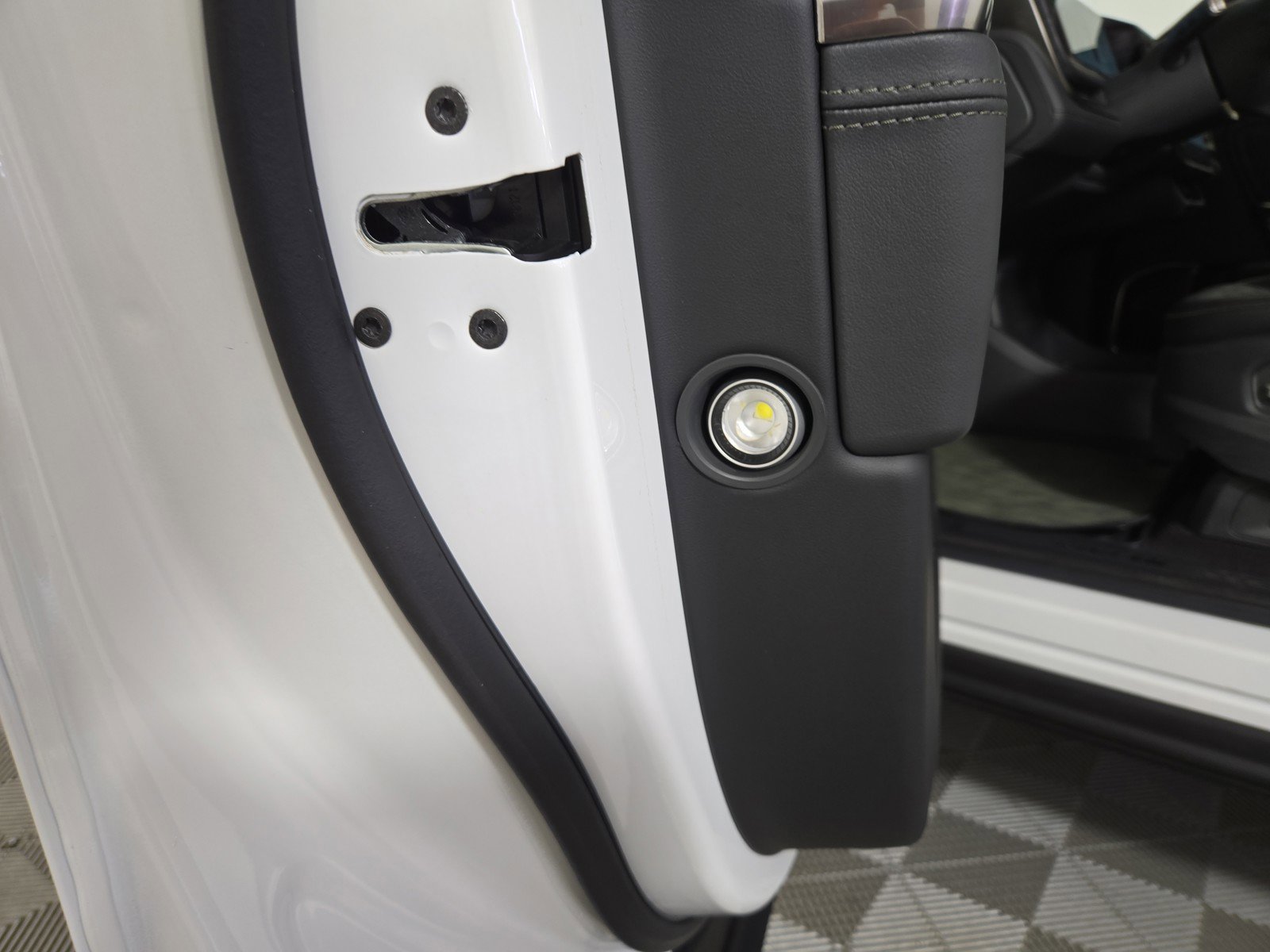 Used 2024 Rivian R1S Adventure AWD/4WD image 32