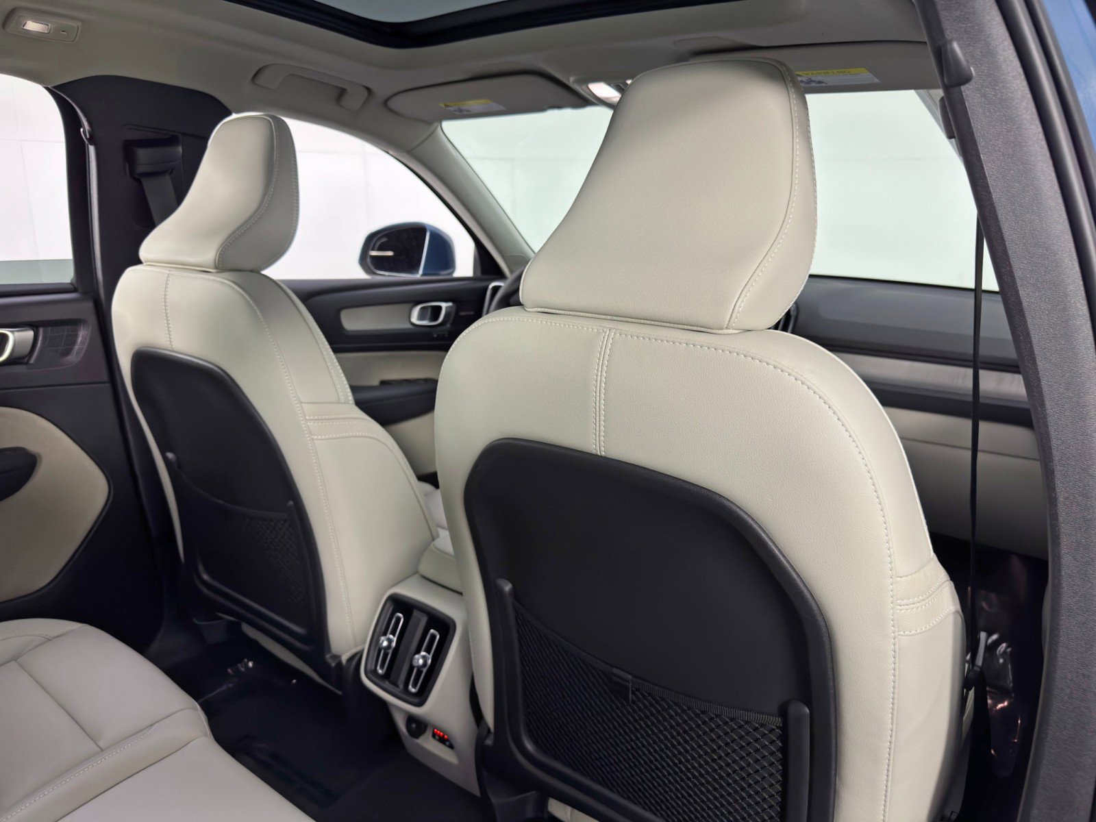 Used 2023 Volvo XC40 B5 Ultimate image 38