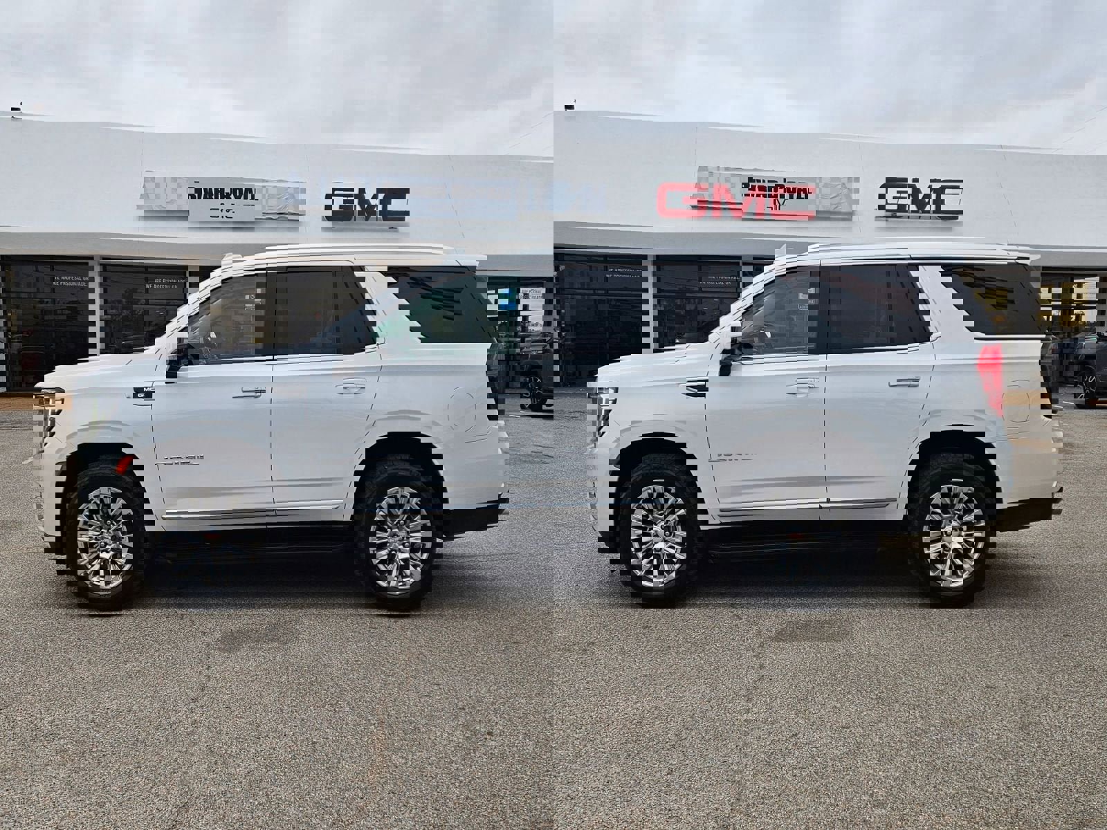 Used 2021 GMC Yukon Denali image 2