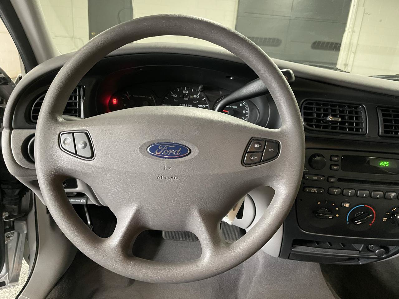 Used 2002 Ford Taurus SE FWD image 21