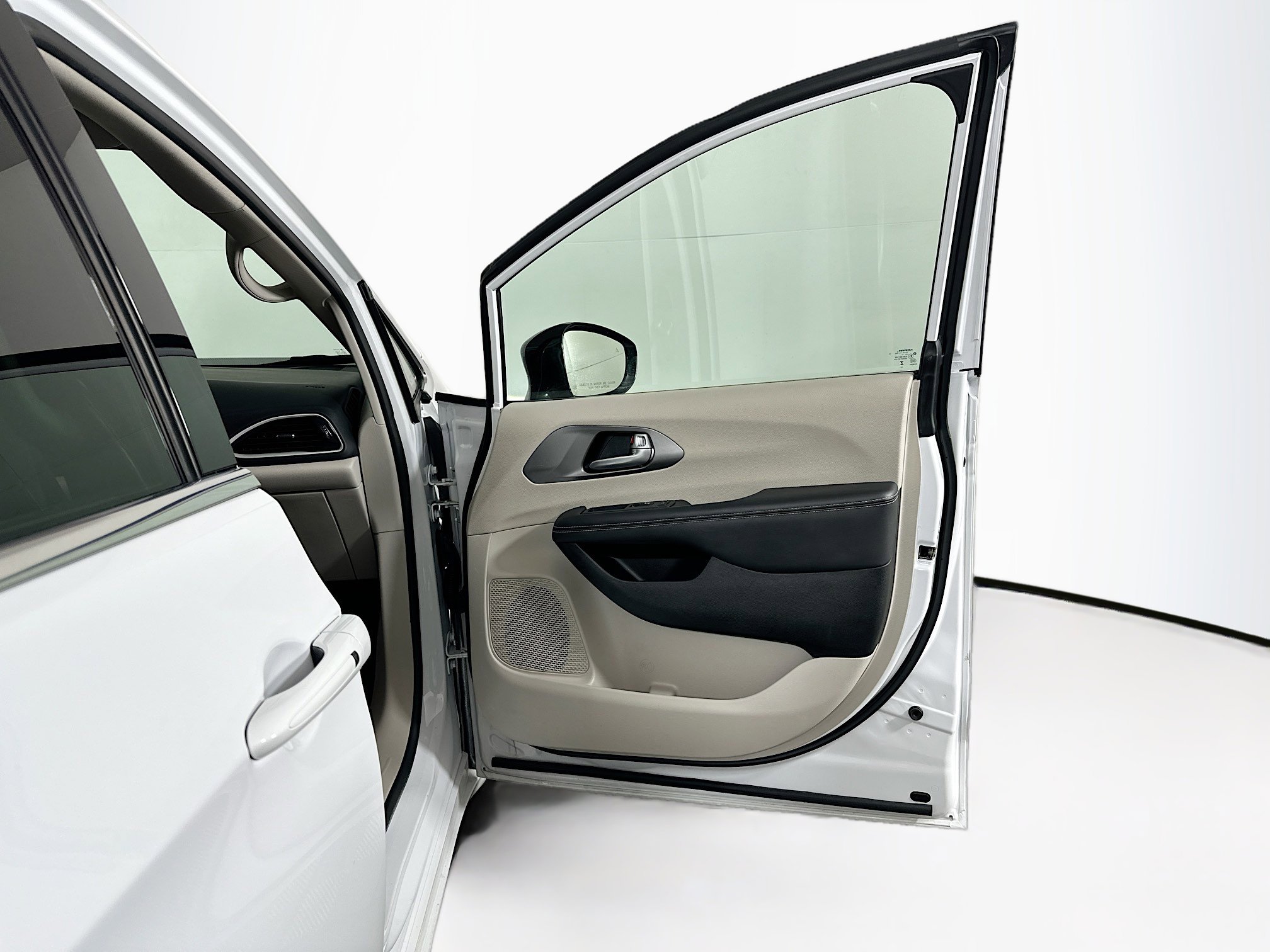 Used 2024 Chrysler Pacifica Touring-L image 31