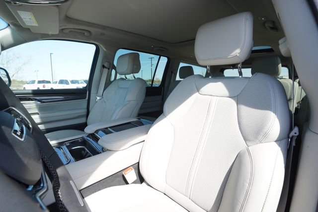 Used 2024 Jeep Wagoneer 4WD w/ Premium Group I image 39