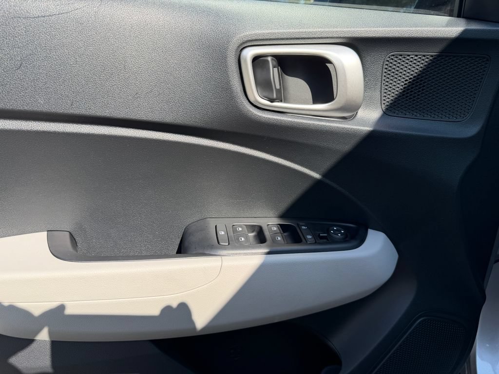 Used 2023 Hyundai Venue SEL FWD image 15