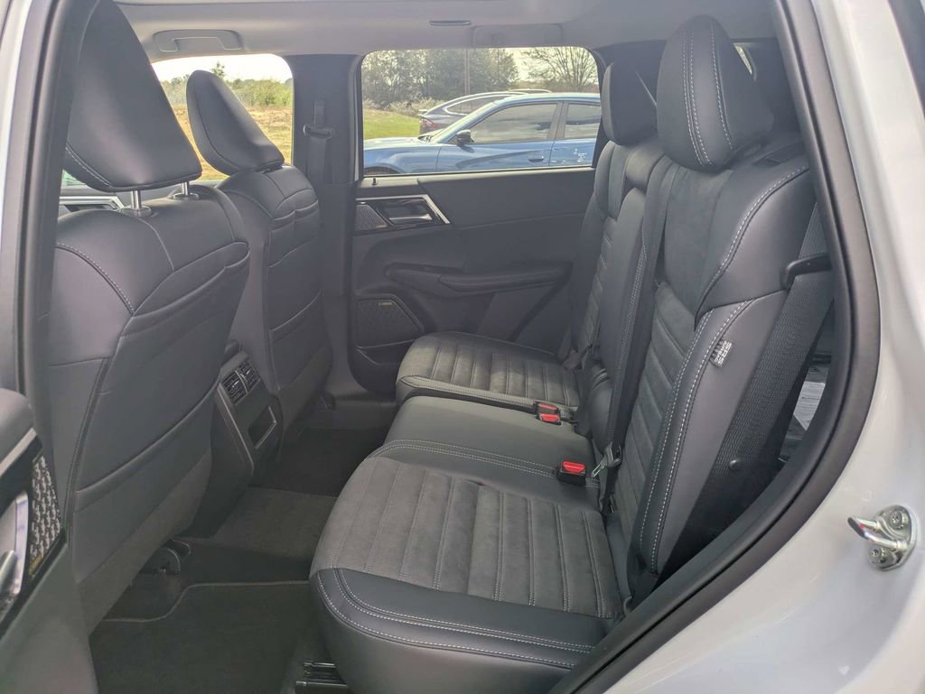 New 2026 Mitsubishi Outlander SE FWD image 12