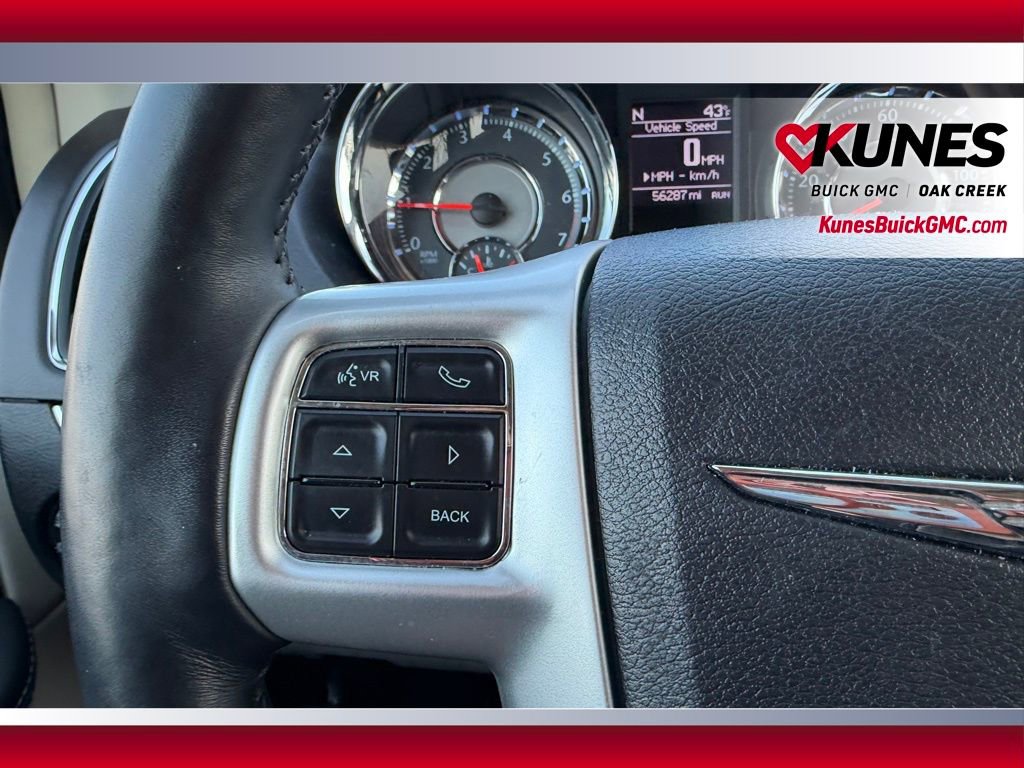 Used 2016 Chrysler Town & Country Touring-L image 12