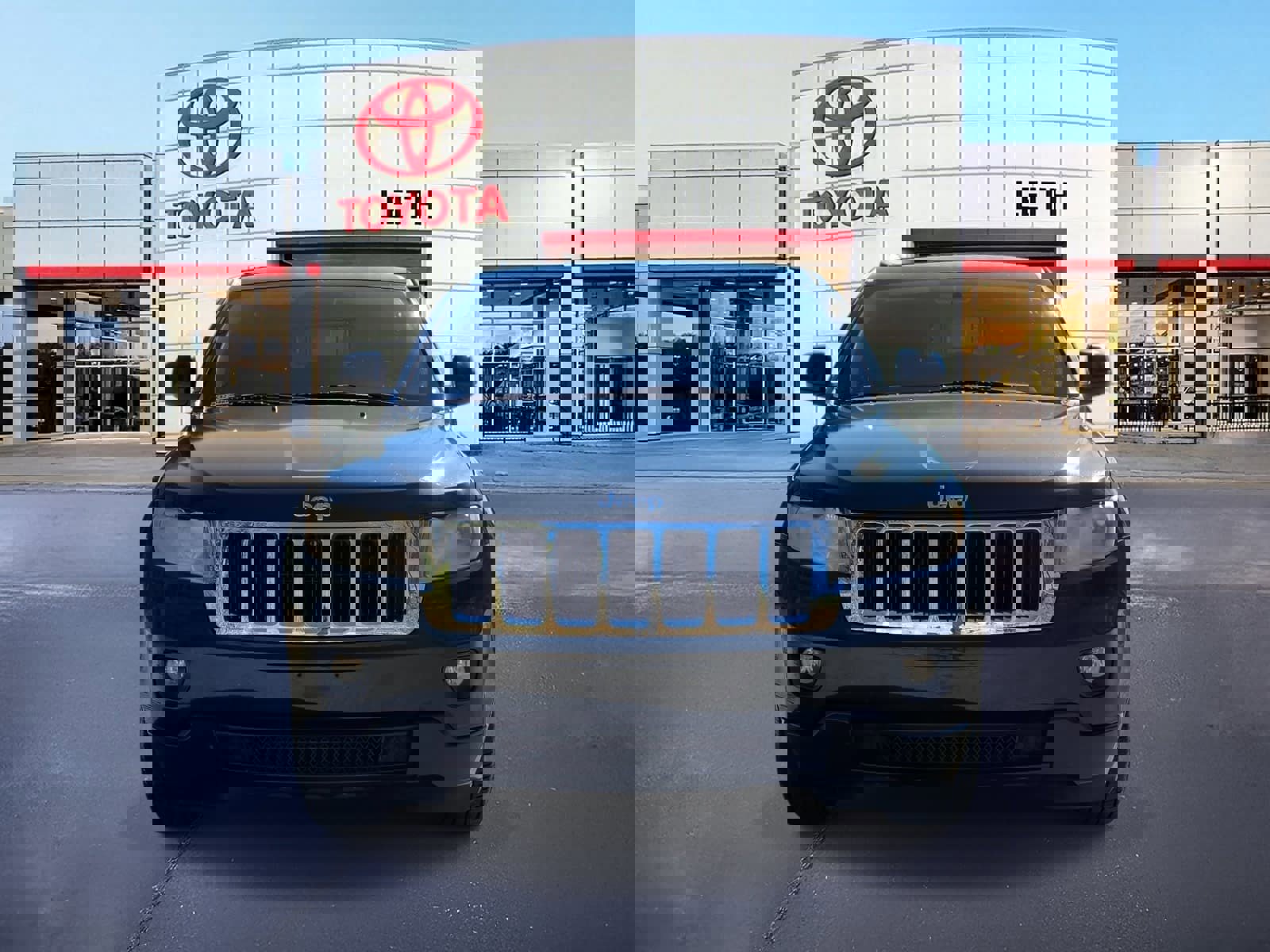 Used 2011 Jeep Grand Cherokee Laredo image 2