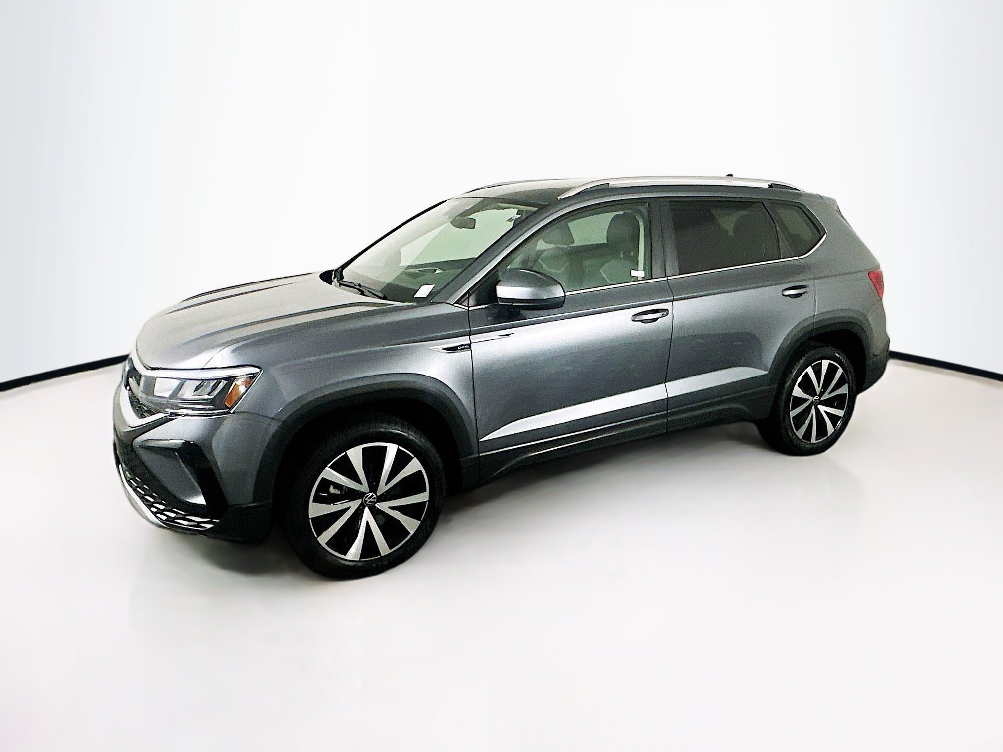 Used 2024 Volkswagen Taos SE image 4