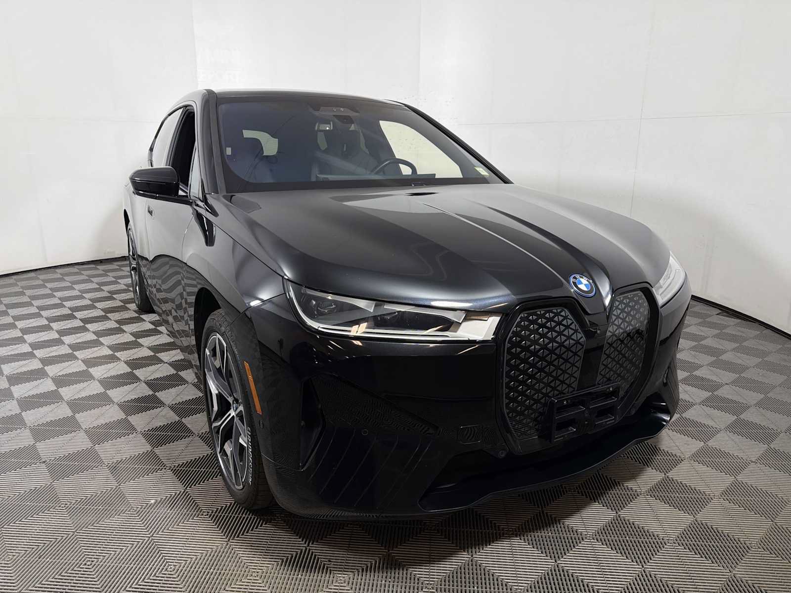 Used 2024 BMW iX xDrive50 w/ Premium Package AWD/4WD image 2