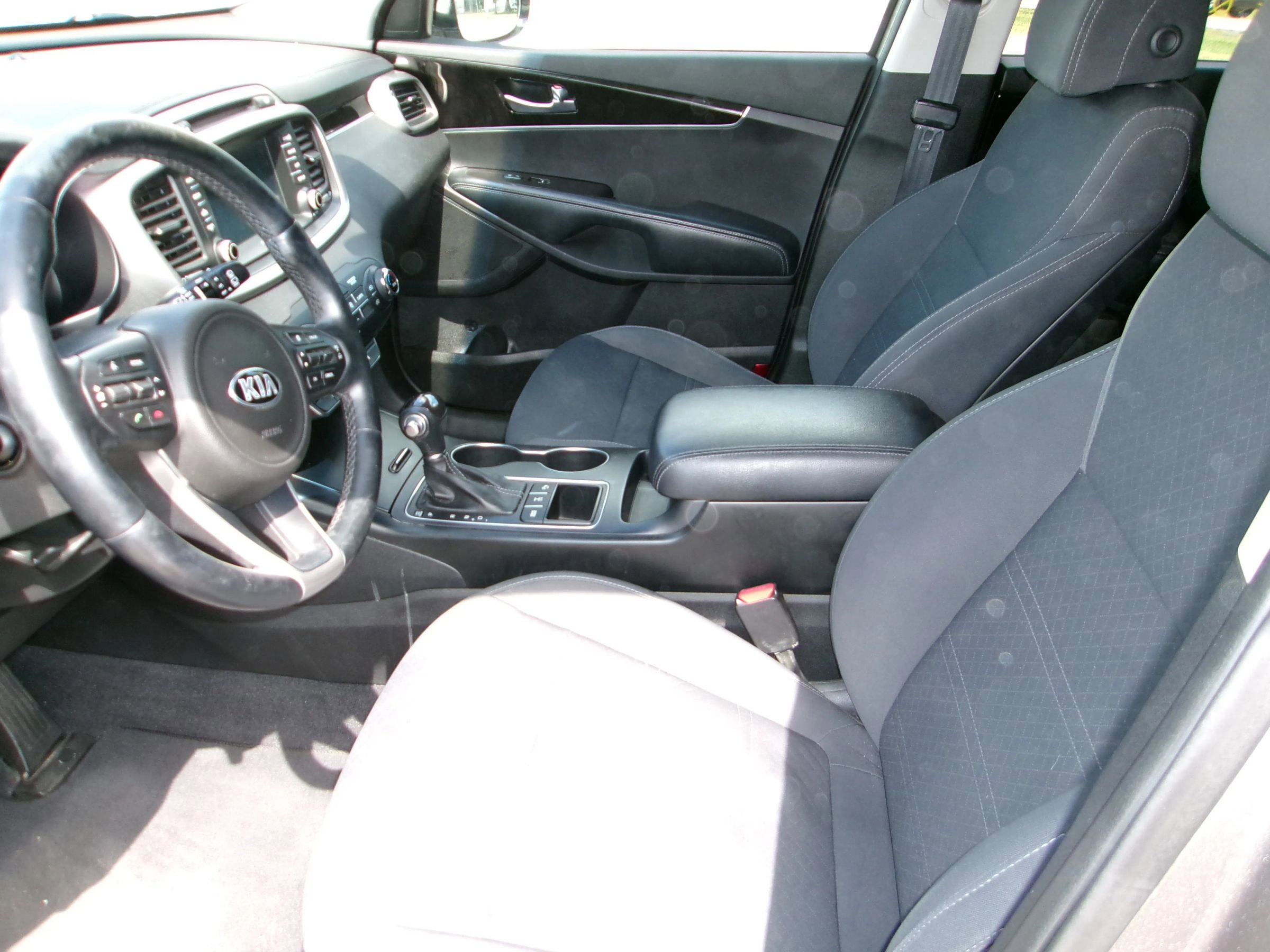Used 2017 Kia Sorento LX w/ LX Convenience Package image 6