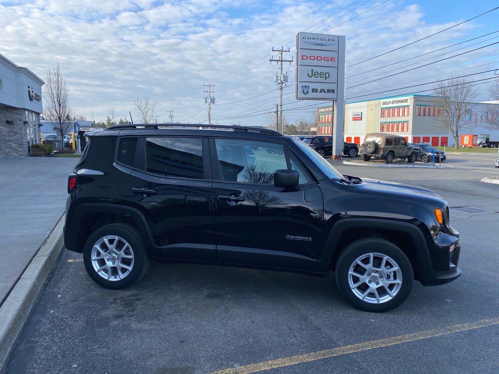 Used 2022 Jeep Renegade Latitude w/ Sun/Sound Group image 8
