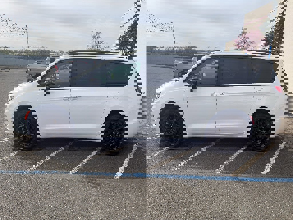 New 2026 Chrysler Pacifica Select w/ S Appearance Package image 3