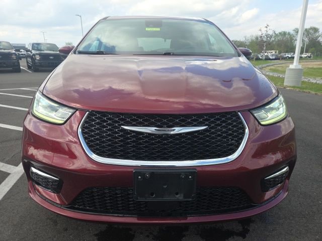 Used 2023 Chrysler Pacifica Touring-L image 3