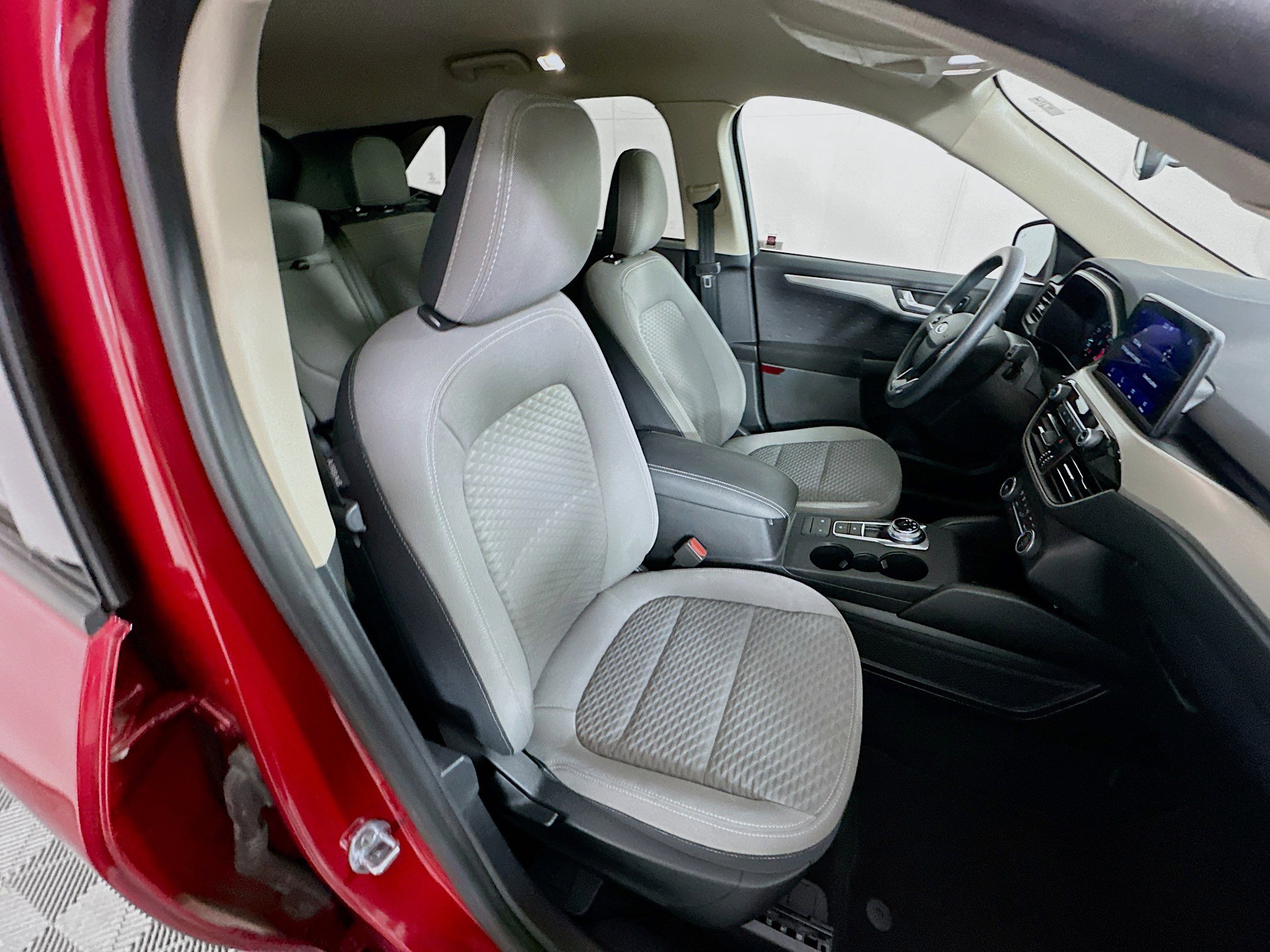 Used 2020 Ford Escape SE image 29