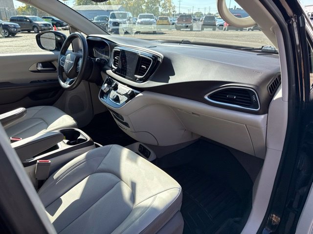 Used 2018 Chrysler Pacifica Touring-L Plus w/ Tire & Wheel Group FWD image 26