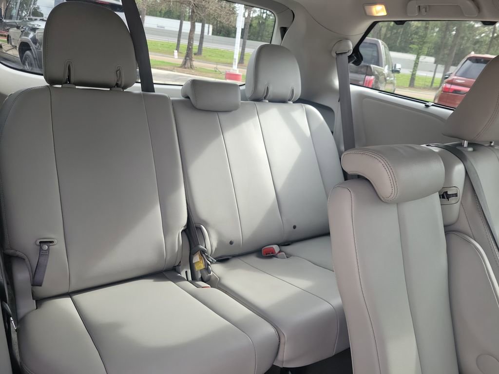 Used 2013 Toyota Sienna XLE w/ Entertainment Pkg image 17