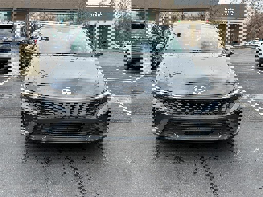 Certified 2025 Hyundai Elantra SE image 2