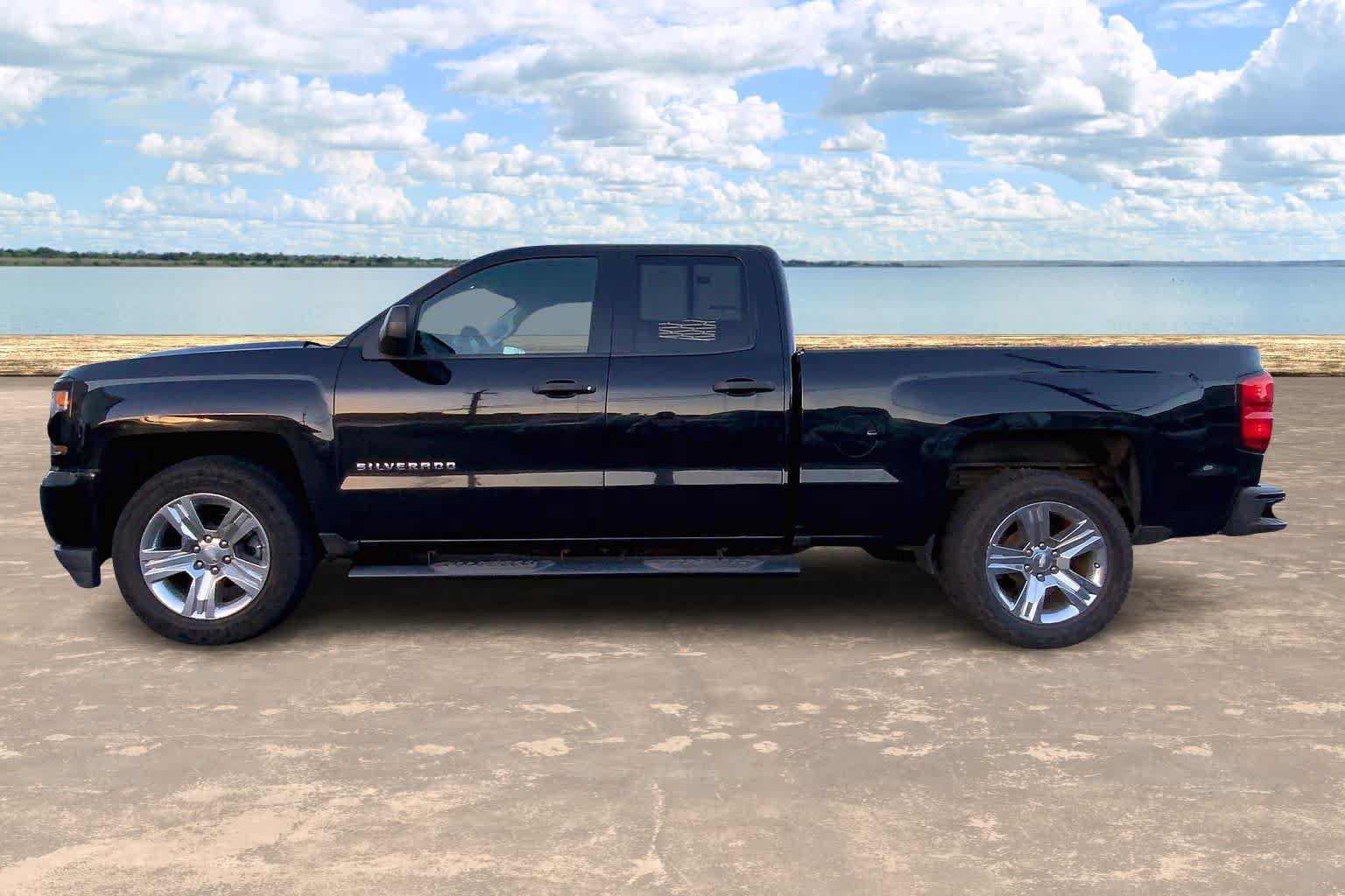 Used 2018 Chevrolet Silverado 1500 Custom w/ Custom Value Package RWD image 3