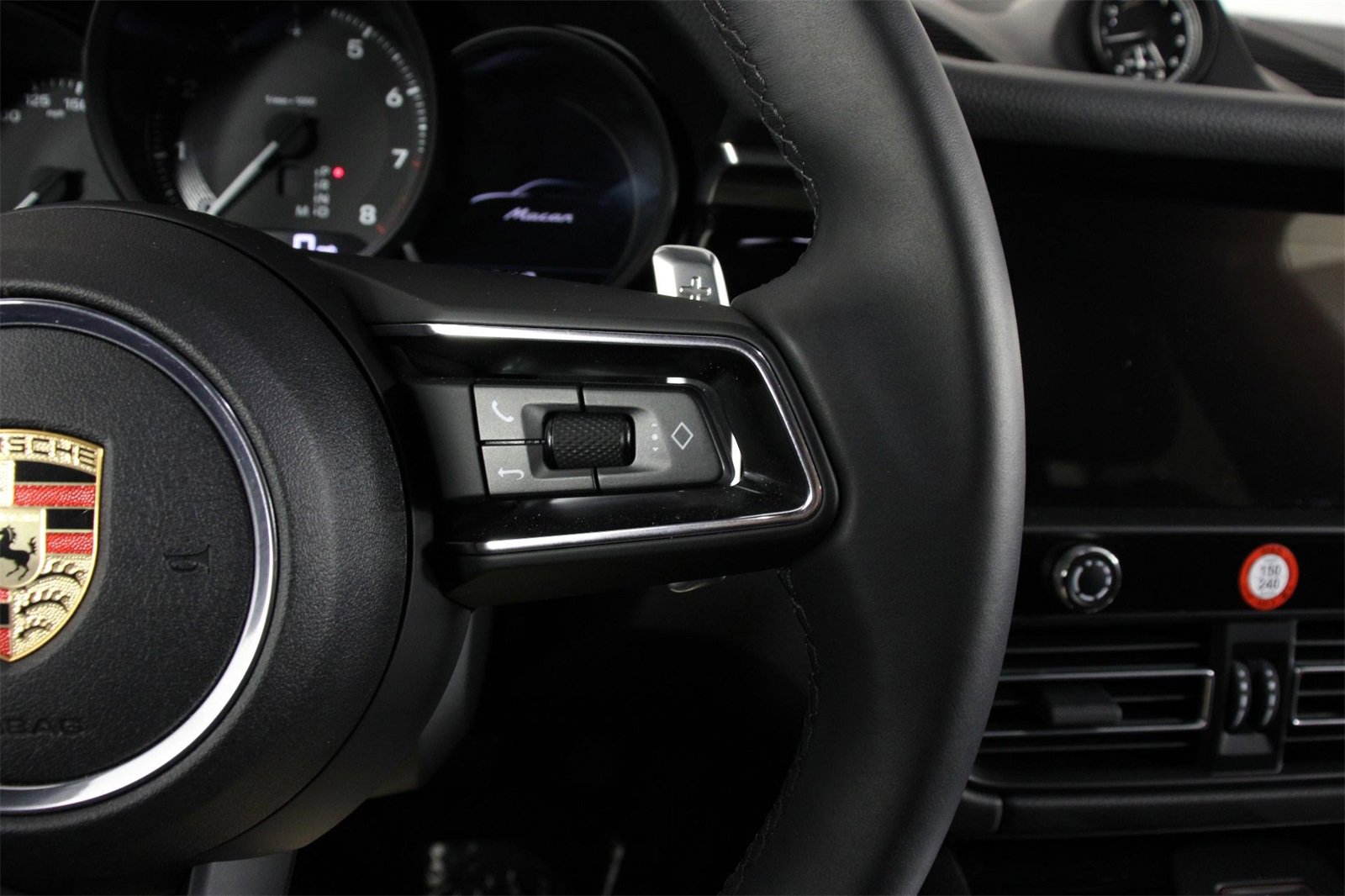 Used 2025 Porsche Macan image 15