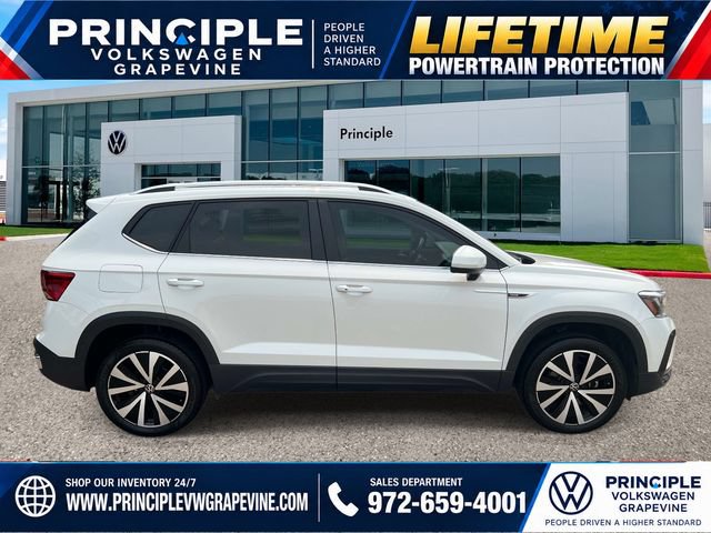 Used 2023 Volkswagen Taos SE w/ Panoramic Sunroof Package FWD image 4