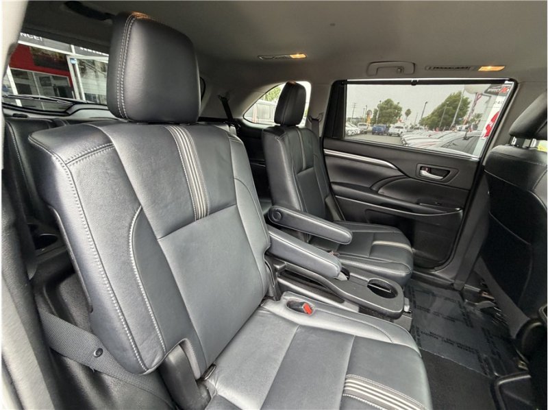 Used 2017 Toyota Highlander SE FWD image 32