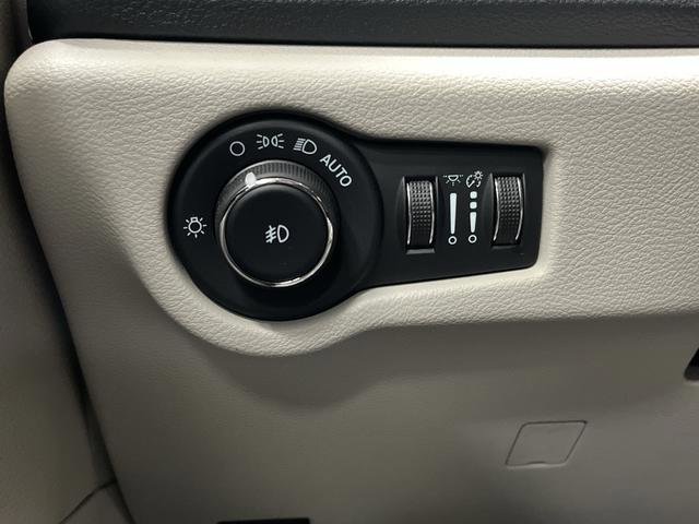 Used 2023 Chrysler Pacifica Limited image 25