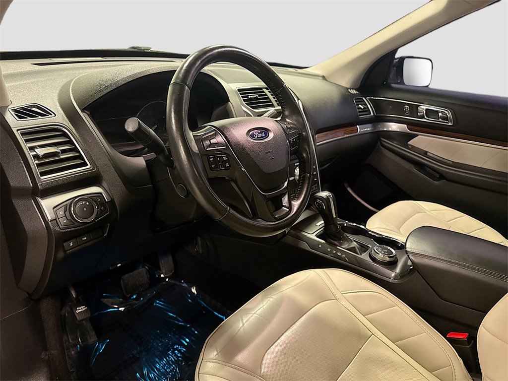Used 2019 Ford Explorer Limited w/ Limited Luxury Package image 9