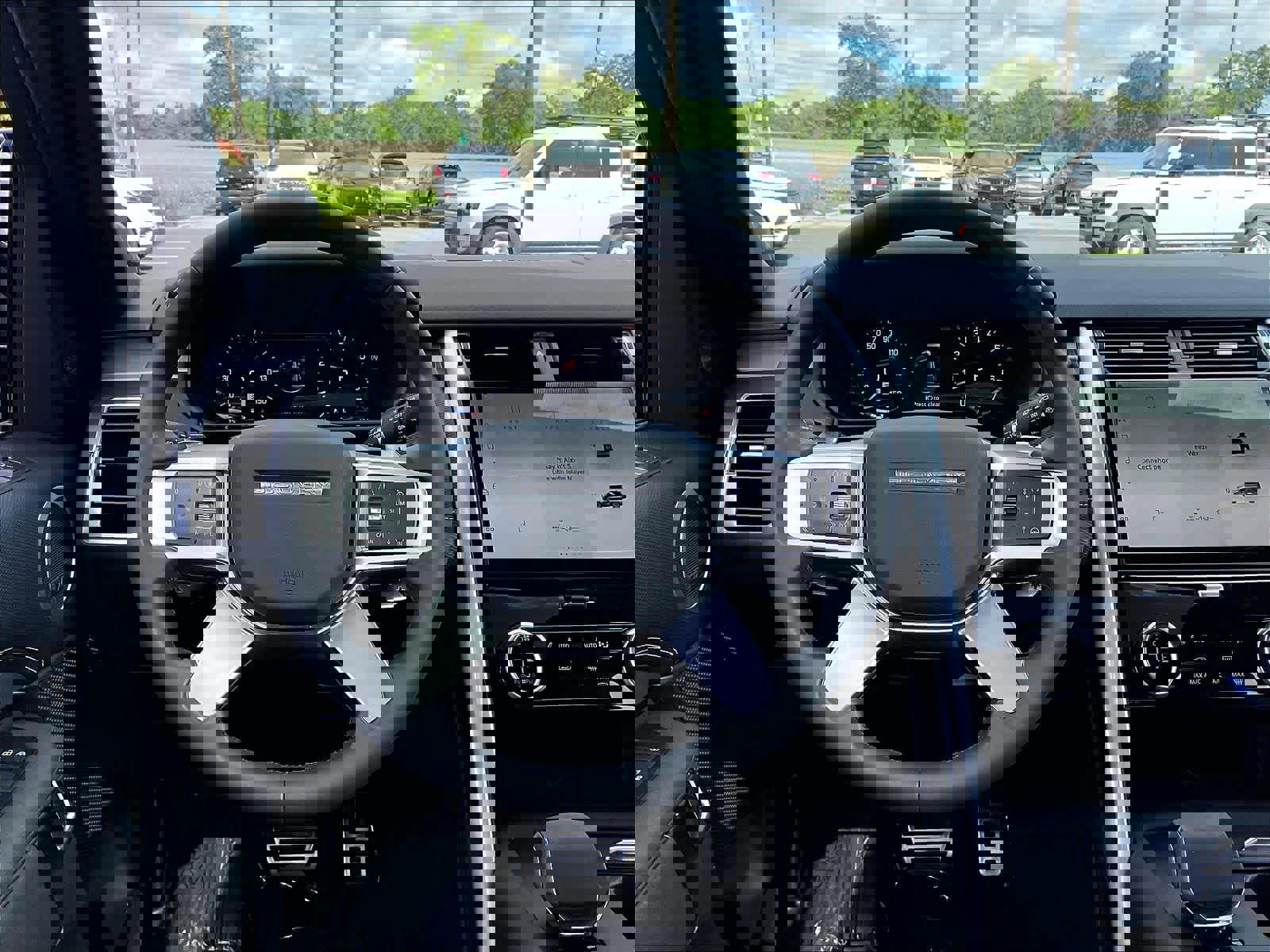 Used 2025 Land Rover Discovery Dynamic SE image 6