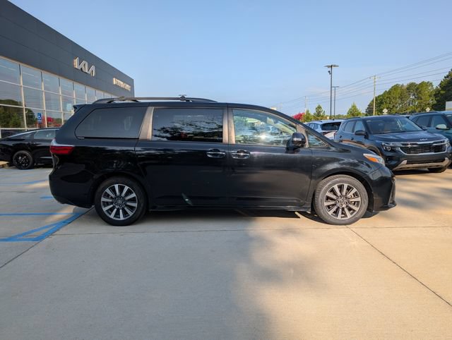 Used 2018 Toyota Sienna Limited Premium FWD image 2